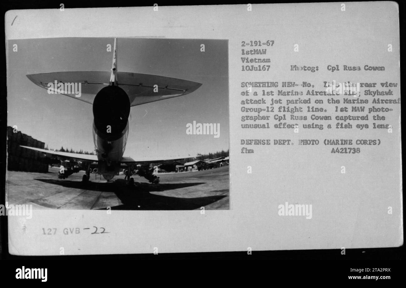 Vue arrière d'un avion d'attaque du 1st Marine Aircraft Wing A-4 Skyhawk stationné sur la ligne de vol Marine Aircraft Group-12 pendant la guerre du Vietnam. La photo a été prise par le caporal Russ Cowen à l'aide d'une lentille Fish Eye, créant un effet visuel unique. (22 - avion - A-4 Skyhawk - 10 juillet 1967, 1stMAW Vietnam) Banque D'Images