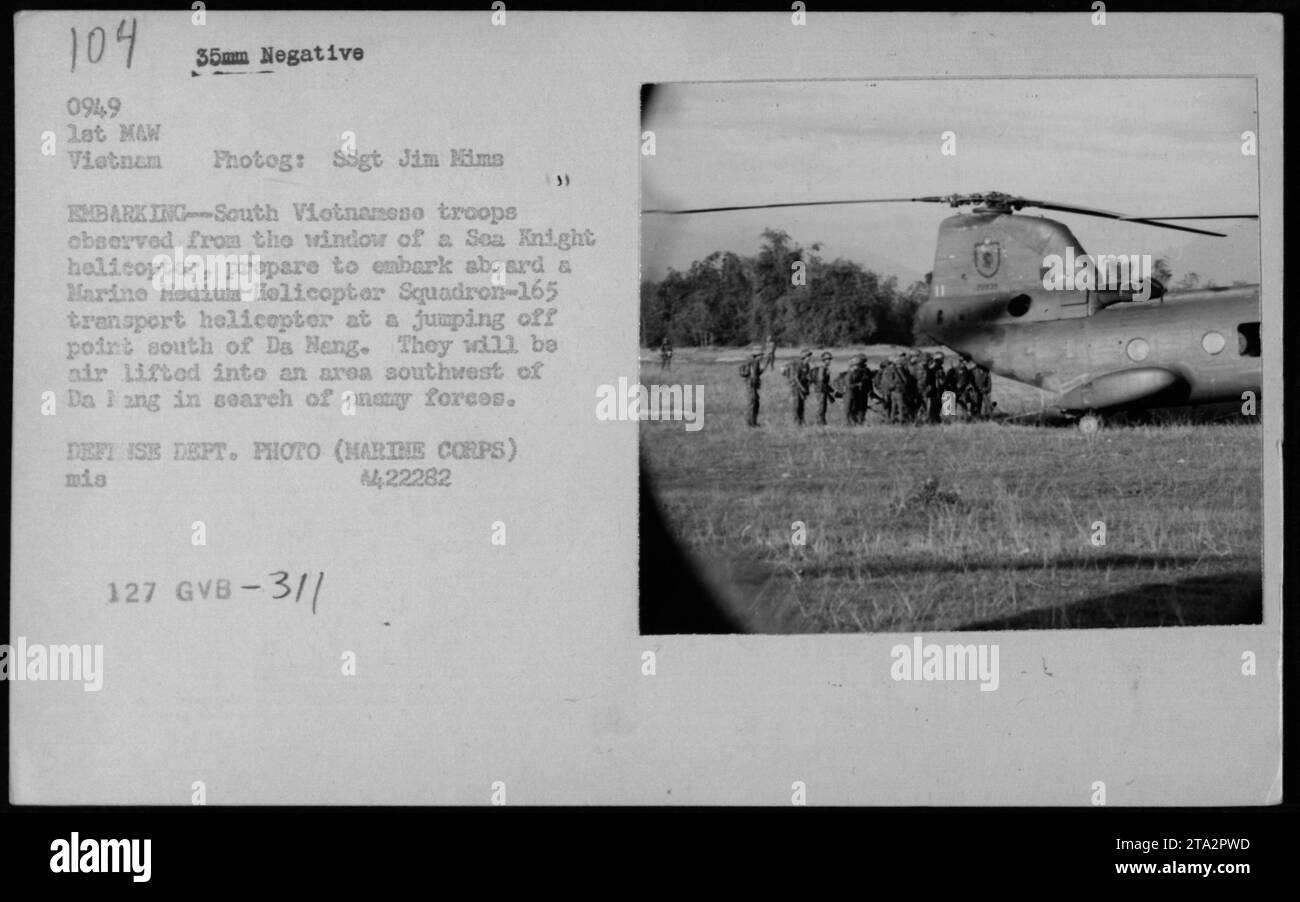 Les troupes sud-vietnamiennes se préparent à embarquer sur un hélicoptère de transport Marine Medium Helicopter Squadron-165 à un point de décollage au sud de Da Nang. Ils seront transportés par avion dans une zone au sud-ouest de Da Nang pour rechercher les forces ennemies. Photographie prise en 1966 par le SSgt Jim Nims pour le Département de la Défense. Banque D'Images