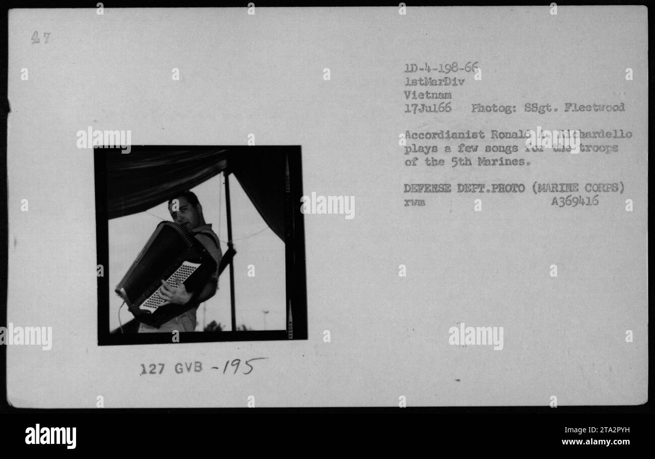 L'accordéon Ronald A. Richardello reçoit les troupes du 5e Marines au Vietnam le 17 juillet 1966. La photographie a été prise par le SSgt. Fleetwood et fait partie d'une collection documentant les activités militaires américaines pendant la guerre du Vietnam. Banque D'Images