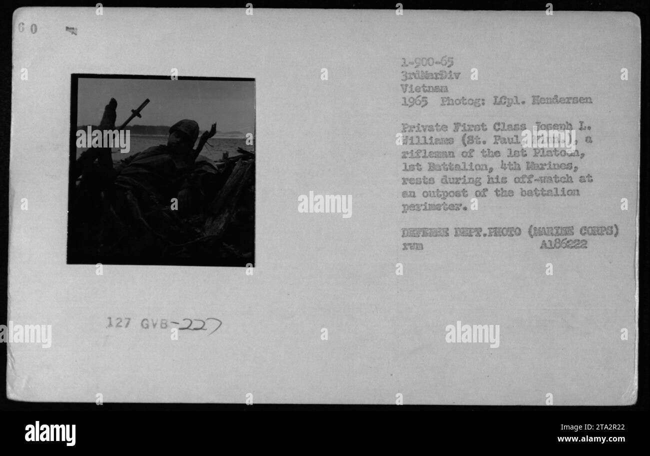 Le PFC Joseph L. Williams repose hors surveillance dans un 1er peloton, 1er bataillon, avant-poste du 4e Marines le long du périmètre du bataillon au Vietnam, 1965. Banque D'Images