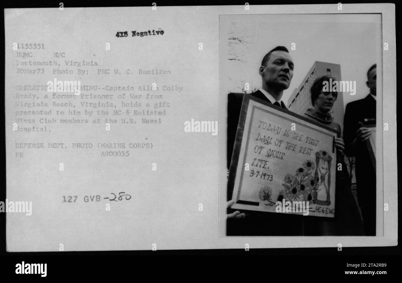 Le capitaine Allen Colby Brady, un ancien prisonnier de guerre de Virginia Beach, en Virginie, est photographié tenant un cadeau qui lui a été offert par des membres du HC-6 Enrolded Wives Club à l'hôpital naval des États-Unis lors de l'opération Homecoming le 20 mars 1973. Cette photographie a été prise par PHC W. C. Hamilton. Banque D'Images