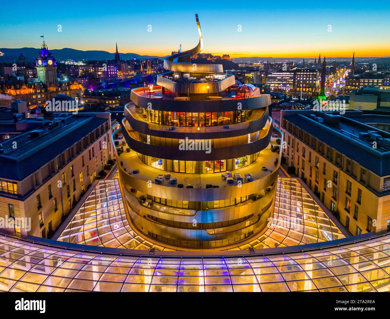 Vues aériennes de nuit depuis le drone du nouvel hôtel W a Marriott Bonvoy, au St James Quarter à Édimbourg, en Écosse, au Royaume-Uni Banque D'Images