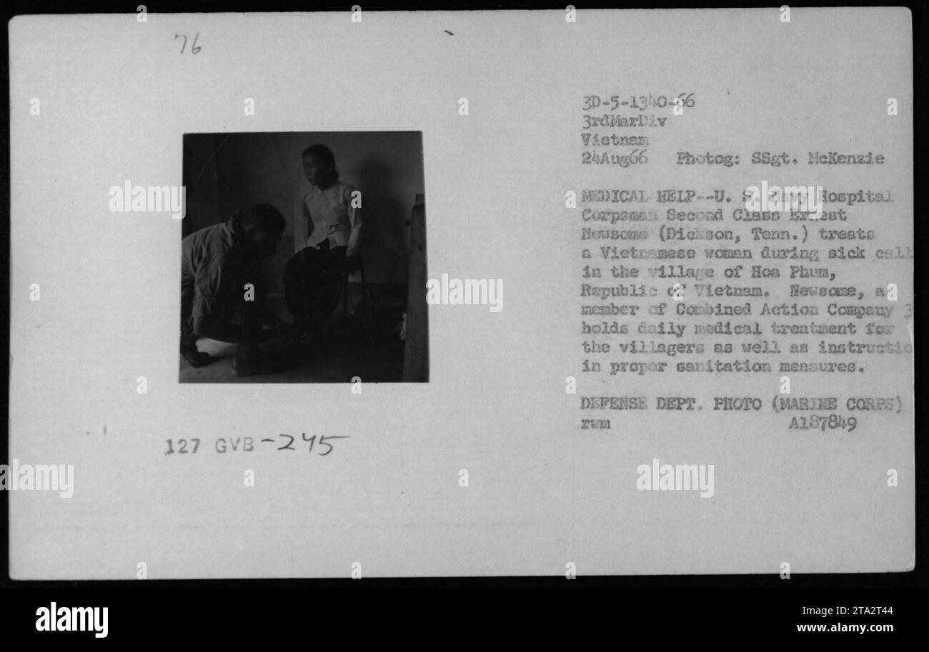 Hôpital de la marine américaine Corpsman deuxième classe Ernest Newsome traite une femme vietnamienne pendant un appel de maladie dans le village de Hoa Phum, République du Vietnam. Newsome, membre de Combined action Company, fournit des soins médicaux quotidiens aux villageois et leur enseigne les mesures sanitaires appropriées. Photo du ministère de la Défense (corps des Marines). Banque D'Images