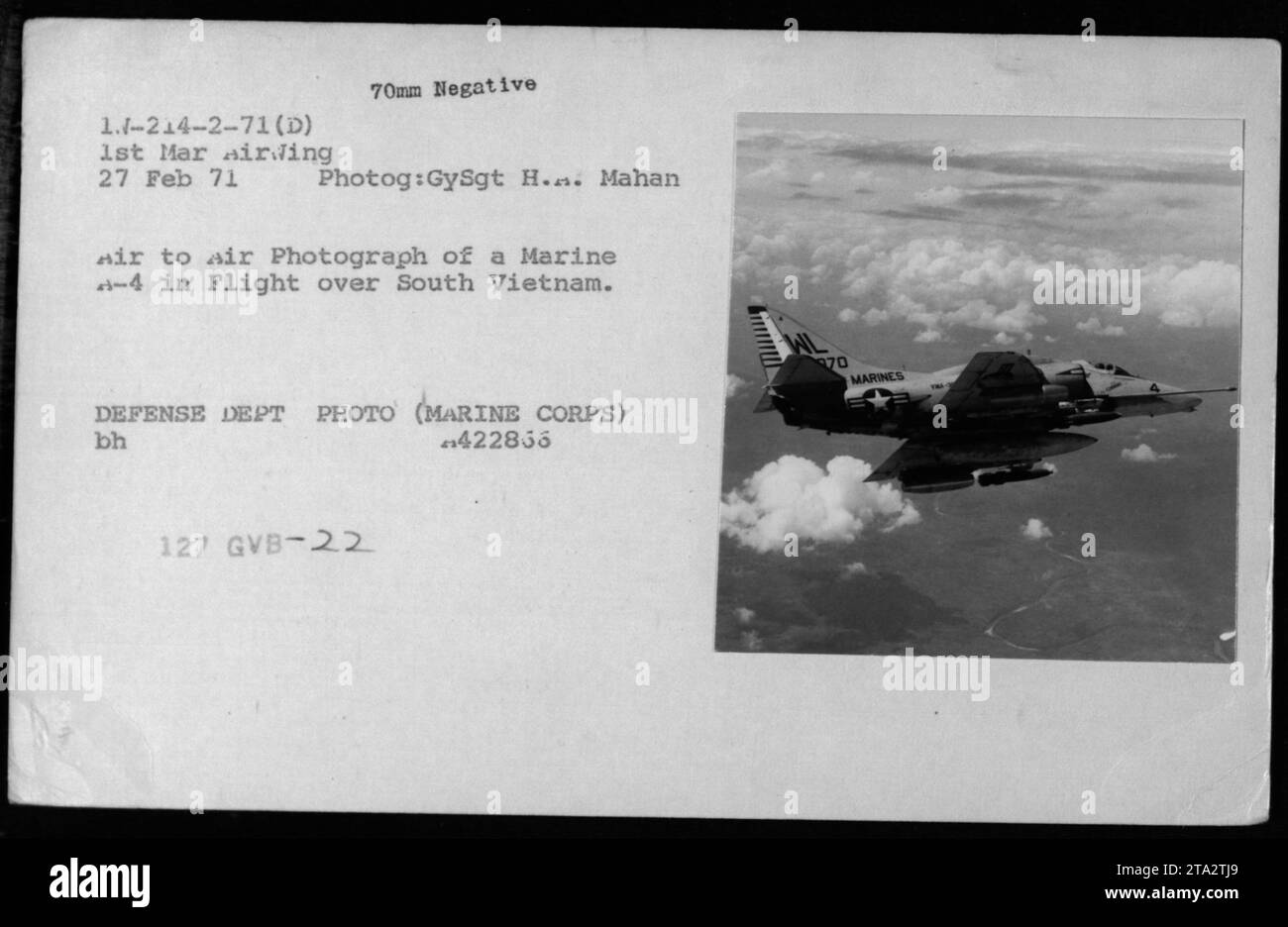 Un Marine A-4 Skyhawk est montré en vol au-dessus du Sud-Vietnam le 27 février 1971, dans le cadre des opérations de la 1re Marine Air Wing pendant la guerre du Vietnam. La photographie a été prise par le sergent Al Wiegand. Banque D'Images