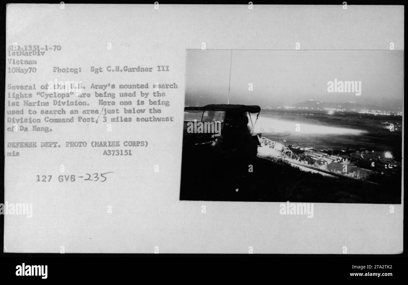 Projecteur connu sous le nom de Cyclopa utilisé par la 1e Division des Marines pendant la guerre du Vietnam. Ce projecteur particulier est utilisé pour étudier une zone située juste en dessous du poste de commandement de la division, à environ 3 miles au sud-ouest de Da Nang. La photographie a été prise le 10 mai 1970 par le sergent C.H. Gardner III DEPT. DÉFENSE PHOTO (MARLEE CORPS) A373151 127 GVB-235. Banque D'Images