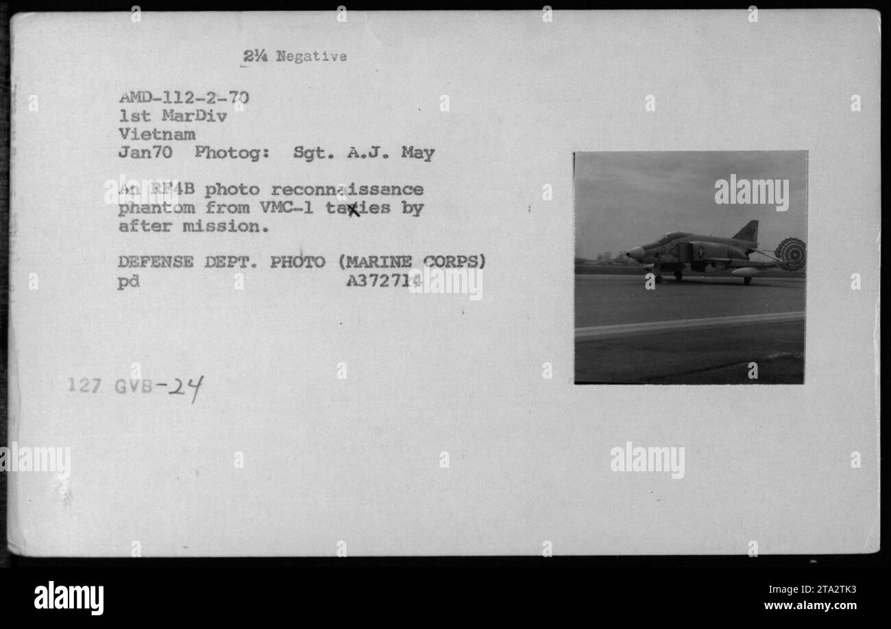 F-4 Phantom RF-4B des taxis VMC-1 au Vietnam après une mission en janvier 1970, côté numéro 17, partie de la 1re Division des Marines, photographiée par le sergent A.J. May. Banque D'Images