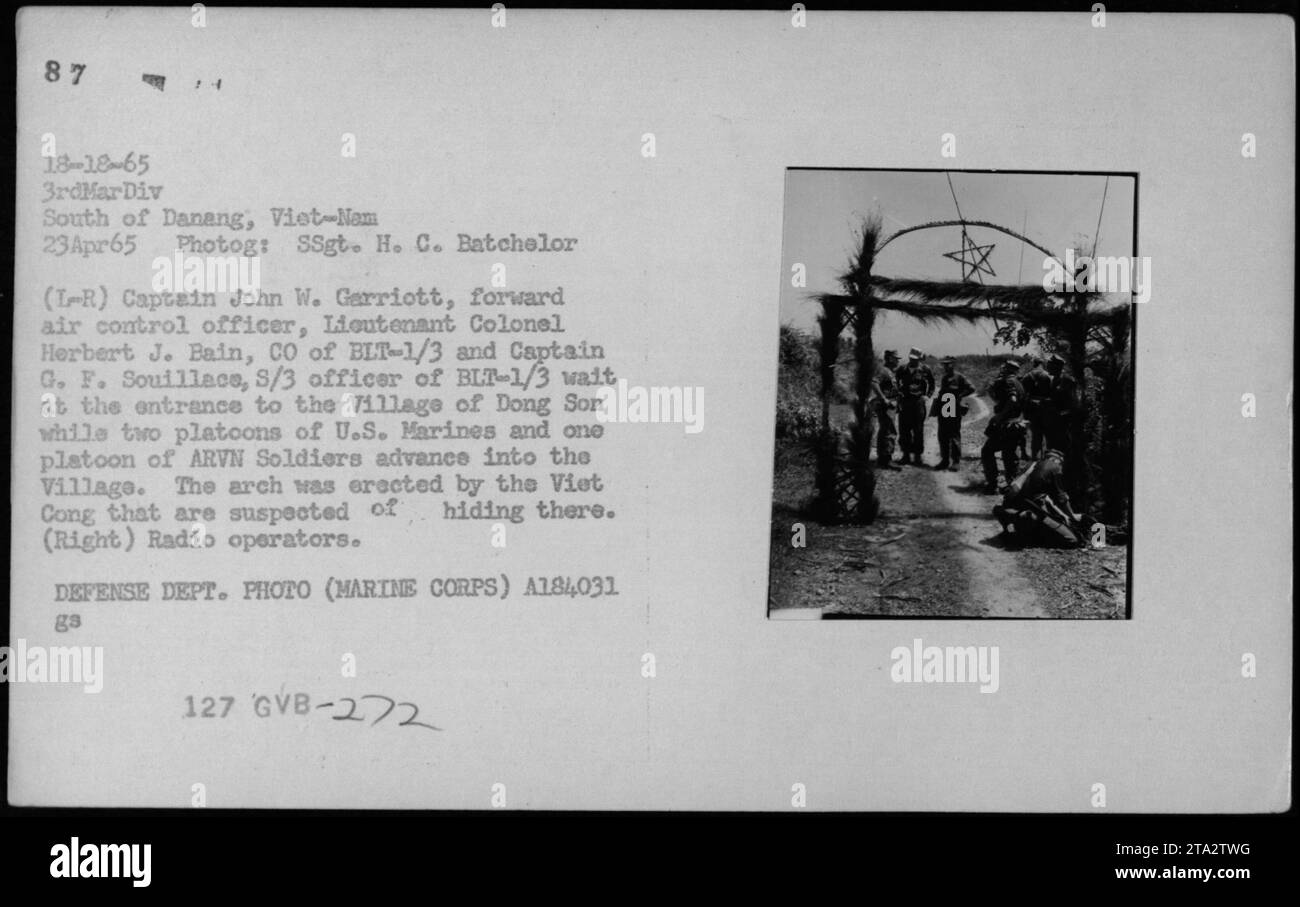 Le capitaine John W. Garriott, le lieutenant-colonel Herbert J. bain et ...