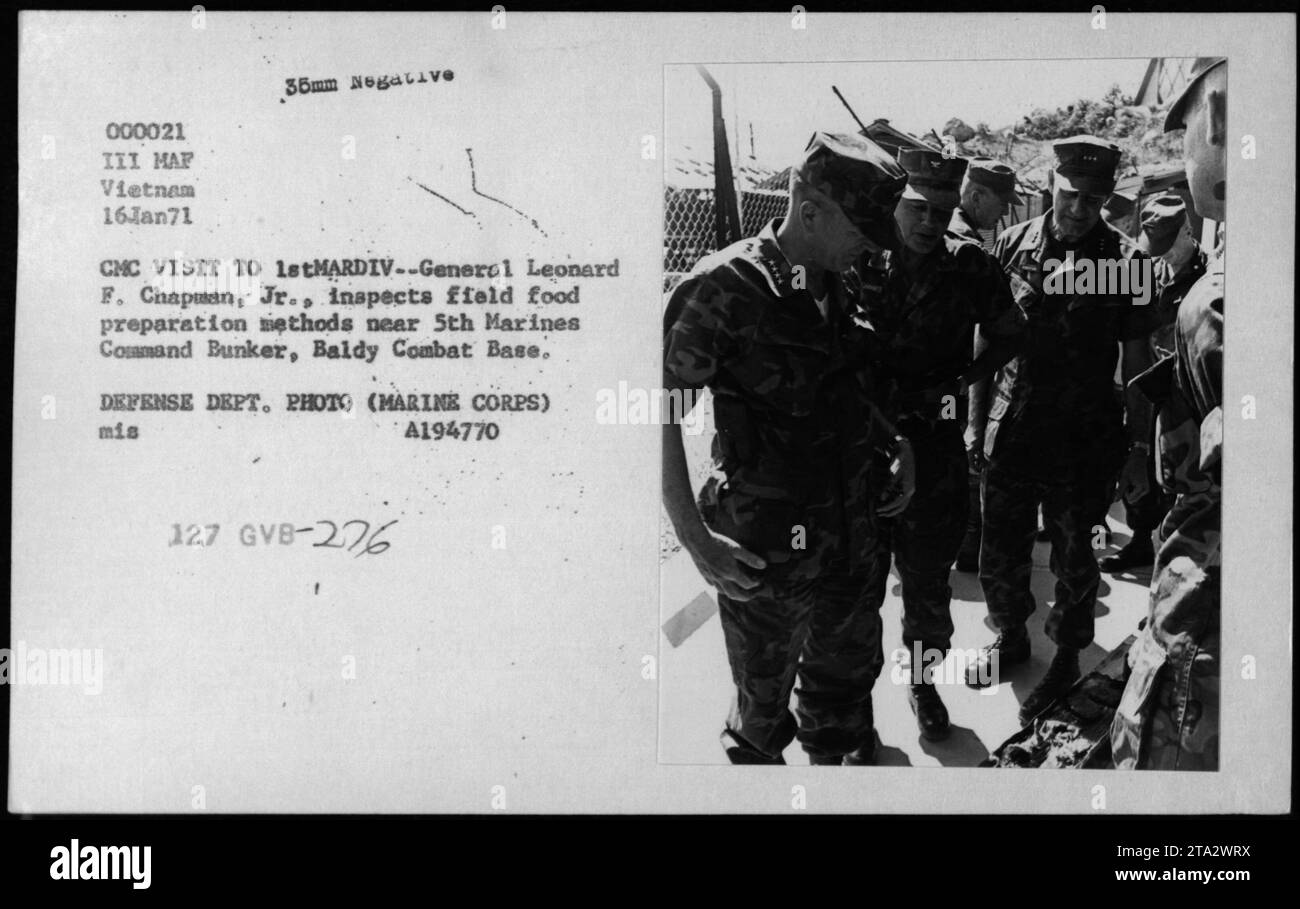 Le général Leonard F. Chapman visite la 1e Division des Marines au Vietnam, le 16 janvier 1971. Sur cette photo, il inspecte les méthodes de préparation des aliments sur le terrain près du 5th Marines Command Bunker sur la base de combat Baldy. La photo a été prise par le ministère de la Défense (corps des Marines), A194770 127 GVB-276. Banque D'Images