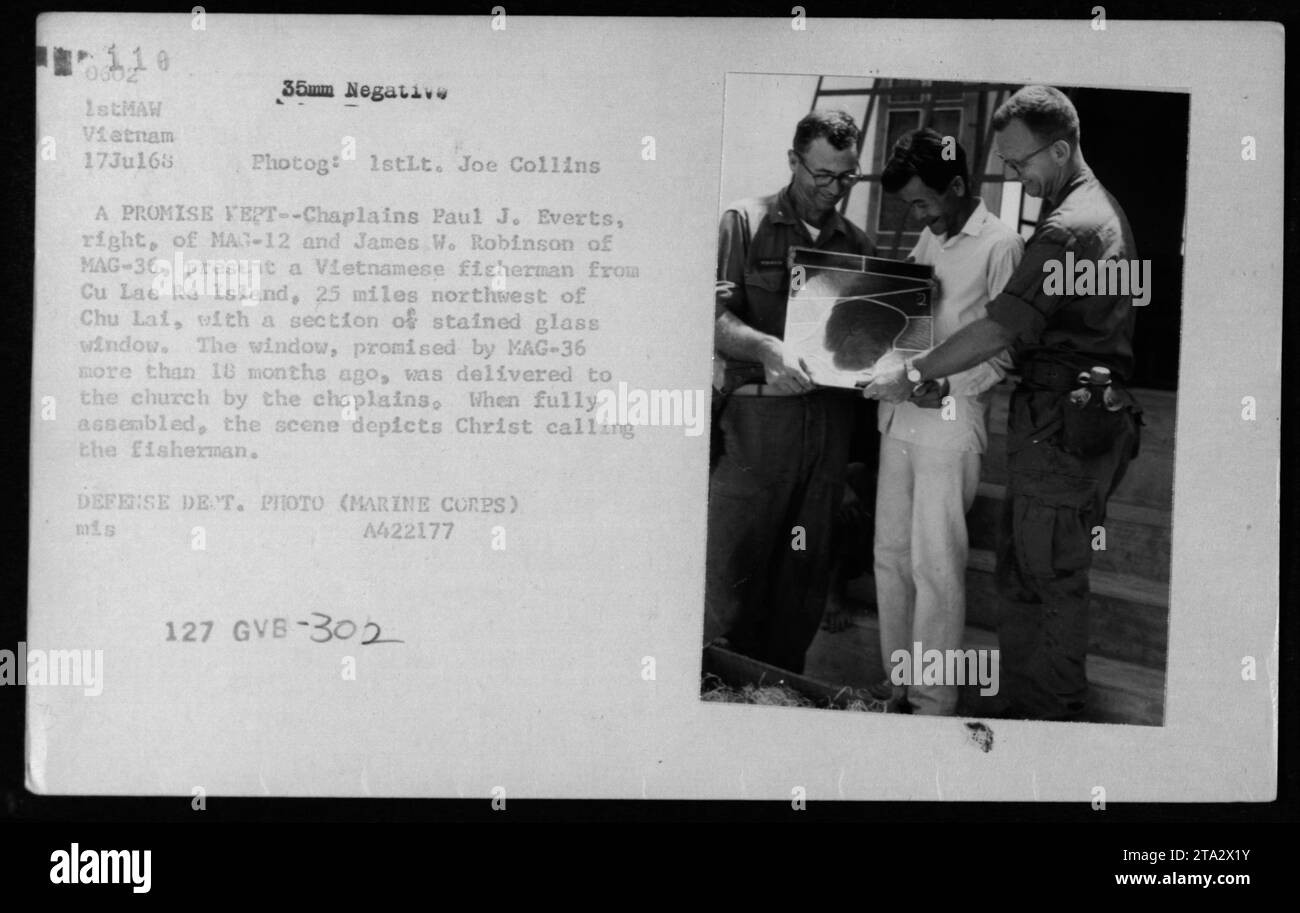Les aumôniers Paul J. Everts de MAG-12 et James W. Robinson de MAG-36 livrent une section de vitrail à un pêcheur vietnamien sur l'île de Cu Lae Re, au Vietnam. La fenêtre a été promise par MAG-36 18 mois avant et une fois assemblée, elle montre Christ appelant le pêcheur. Photographie prise par 1stLt. Joe Collins le 17 juillet 1968. Banque D'Images