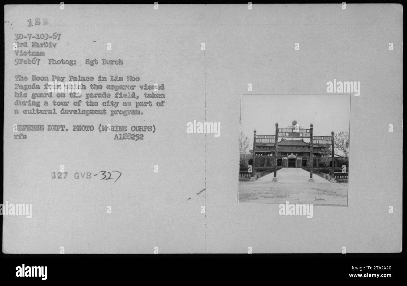 Bâtiments et bunkers USMC et vietnamiens, photographiés le 9 février 1967. L'image montre le Palais du jour de la Lune à la pagode Lin Hoo, où l'empereur observait sa garde sur le terrain de parade. La photo a été prise dans le cadre d’un programme de développement culturel dans le cadre des efforts de développement de la ville. Banque D'Images