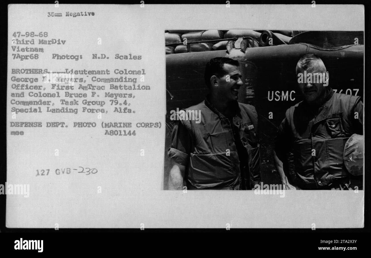 Lieutenant-colonel George F. Meyers, commandant du premier bataillon Amtrac et colonel Bruce F. Meyers, commandant du groupe opérationnel 79.4, Force spéciale de débarquement, Alfa, sont vus dans cette photographie prise le 7 avril 1968. L'image capture un moment pendant la guerre du Vietnam où les activités militaires étaient menées par la troisième MarDiv. Cette photographie a été prise par N.D. Scales et est une photo du département de la Défense. Banque D'Images