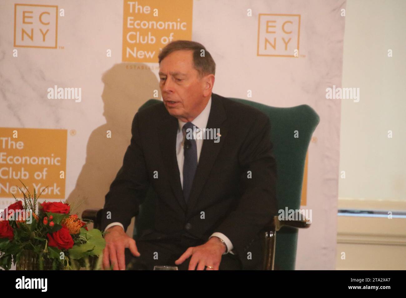 New York Economic Club, New York, NY 10019 États-Unis. 27 novembre 2023. L’ancien directeur de la CIA, Gen Petraeus, s’adresse au NY Economic Club sur les guerres en Ukraine et à Gaza, ainsi que sur son nouveau livre qui analyse comment la guerre a évolué de la première Guerre mondiale à nos jours. Crédit : ©Julia Mineeva/EGBN TV News/Alamy Live News Banque D'Images