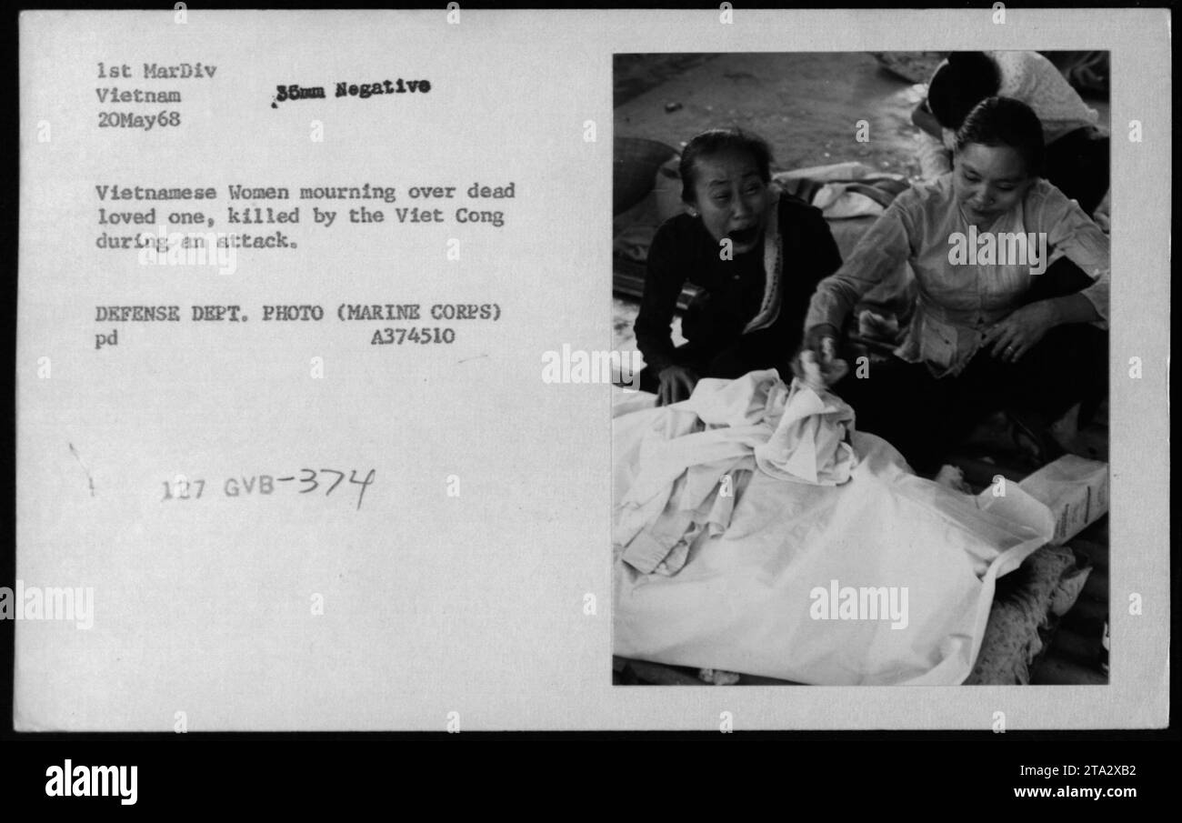 Les femmes vietnamiennes pleurent un être cher qui a été tué par le Viet Cong lors d'une attaque. Cette image a été prise le 20 mai 1968, pendant la guerre du Vietnam. Il appartient à la collection du ministère de la Défense et a été pris par un photographe du corps des Marines. Nom de fichier : A374510 127 GVB-374. Banque D'Images