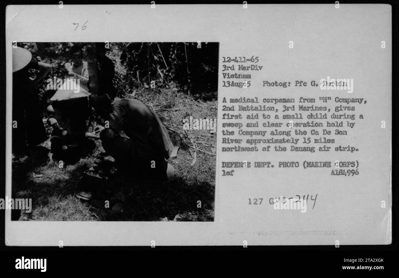 Le 13 août 1965, un corpsman médical fournit les premiers soins à un petit enfant lors d'une opération de balayage et de dégagement le long de la rivière Ca de son, au Nord-Ouest de la piste d'atterrissage de Danang, dans le cadre des activités médicales militaires américaines au Vietnam. Banque D'Images Le 13 août 1965, un corpsman médical fournit les premiers soins à un petit enfant lors d'une opération de balayage et de dégagement le long de la rivière Ca de son, au Nord-Ouest de la piste d'atterrissage de Danang, dans le cadre des activités médicales militaires américaines au Vietnam. Banque D'Images