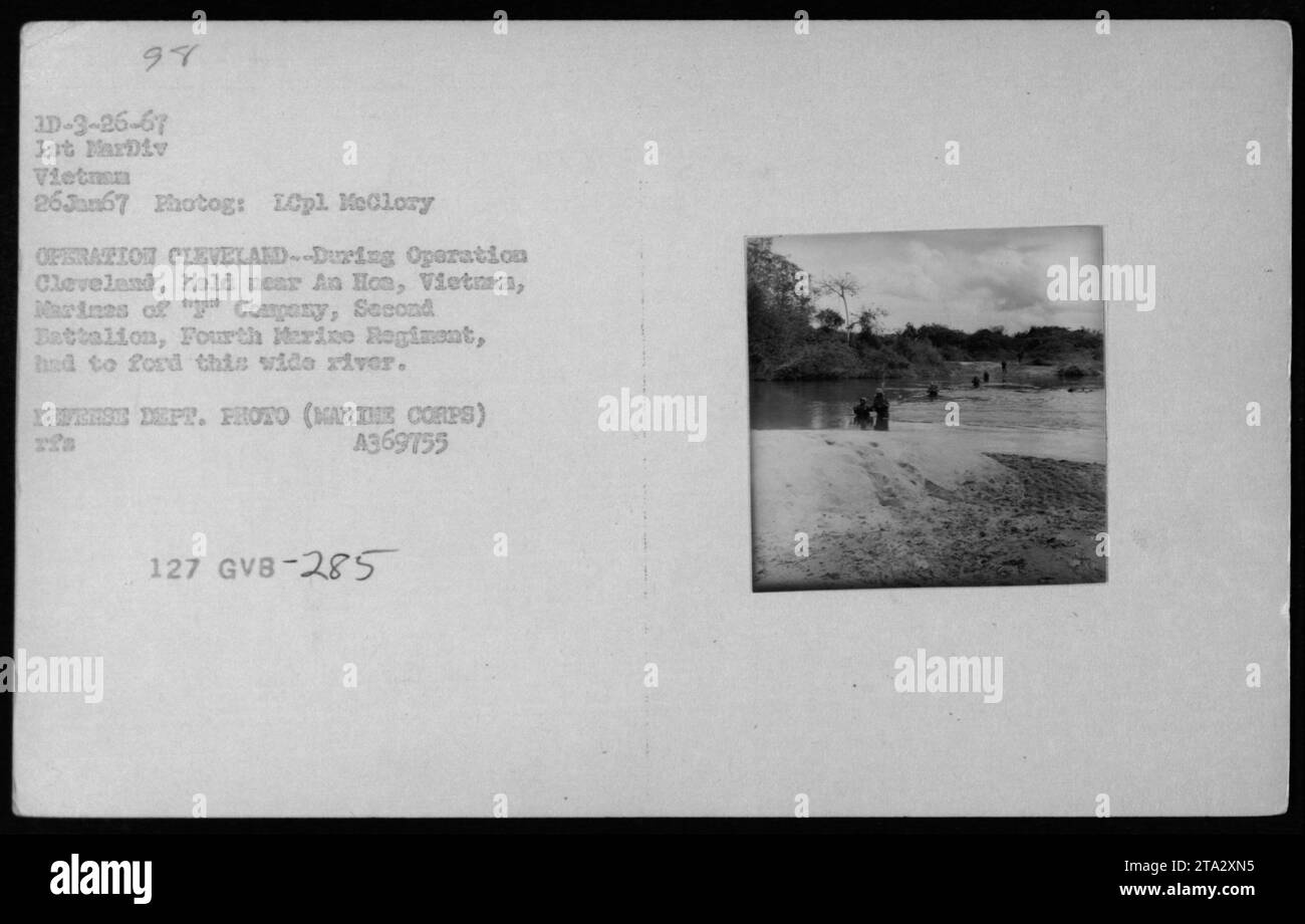 Les Marines américains sillonnent une large rivière lors de l'opération Cleveland, une patrouille menée le 26 janvier 1967, près d'an Hoa, au Vietnam. Les soldats, membres de la compagnie 'p', deuxième bataillon, quatrième régiment de Marines de la 1e division de Marines, naviguent sur l'eau alors qu'ils mènent des activités militaires dans la région déchirée par la guerre. Banque D'Images