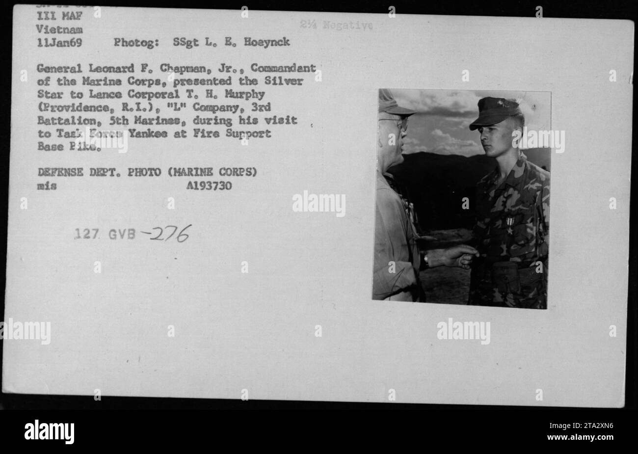 Le général Leonard F. Chapman Jr., commandant du corps des Marines, présente la Silver Star au lance Caporal T.H. Murphy lors de sa visite à la Task Force Yankees à la base d'appui-feu Pike au Vietnam le 11 janvier 1969. Cette photo capture la cérémonie officielle au cours de laquelle le prix a été décerné. Banque D'Images