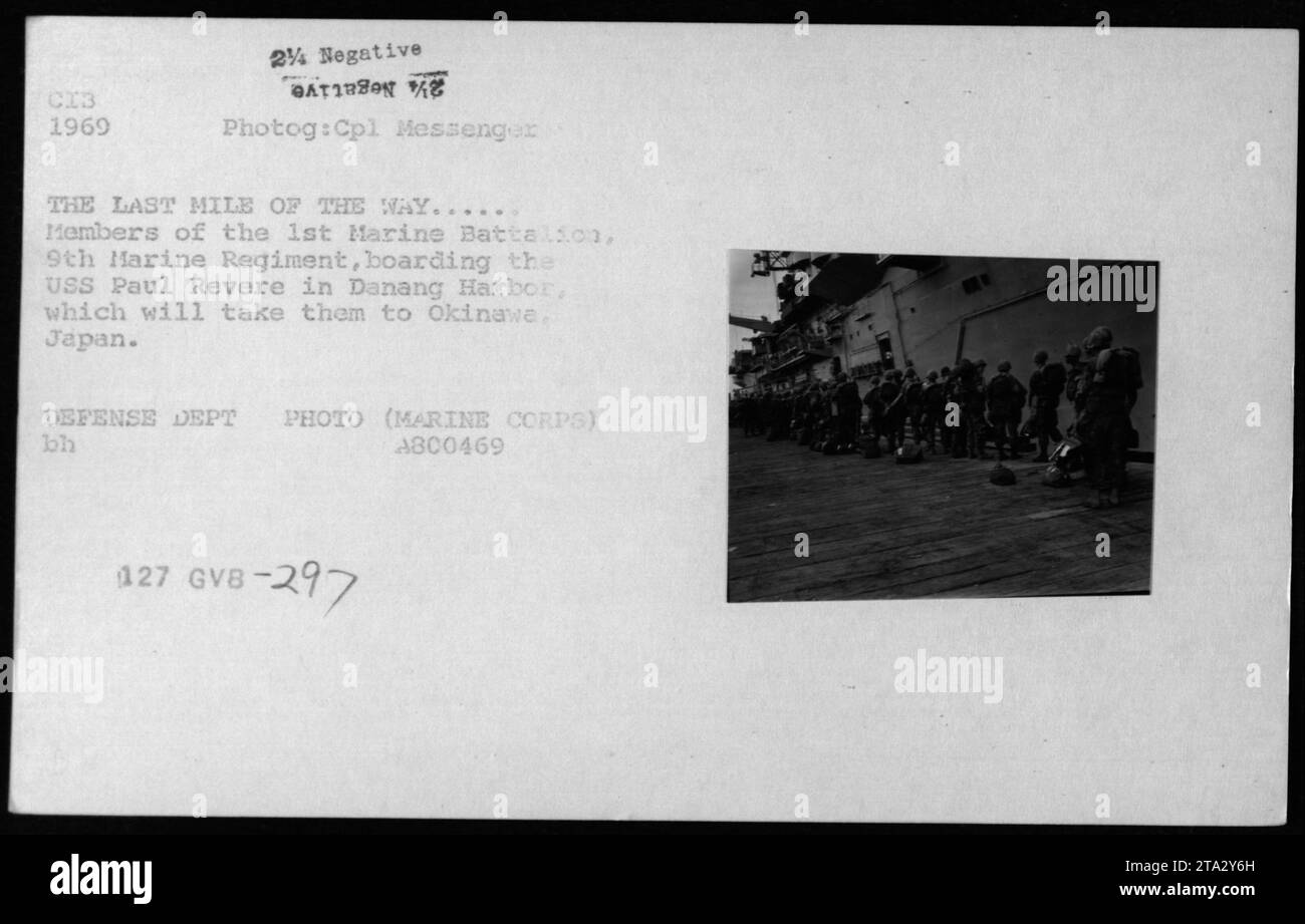 Le 1er bataillon de Marines du 9e régiment de Marines embarque à bord de l'USS Paul Revere au port de Danang pour son redéploiement à Okinawa en 1969 pendant la guerre du Vietnam. Banque D'Images