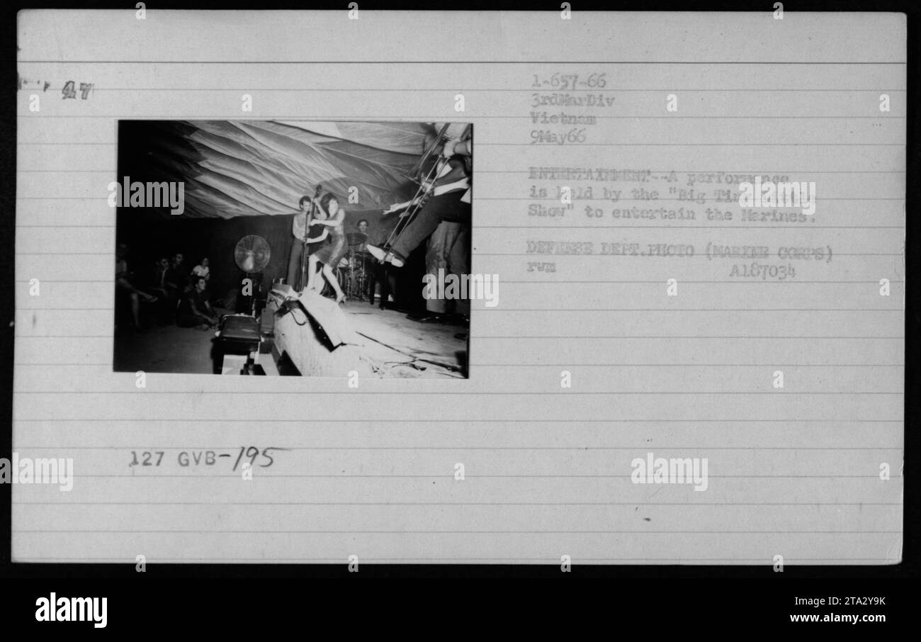 Artistes du Big Tiny Little Show se produisant pour les soldats américains au Vietnam le 9 mai 1966. Ces représentations ont été organisées pour améliorer le moral et fournir un répit des rigueurs de la guerre aux troupes stationnées là-bas. Cette image a été prise par le ministère de la Défense pendant les activités militaires américaines au Vietnam. Banque D'Images