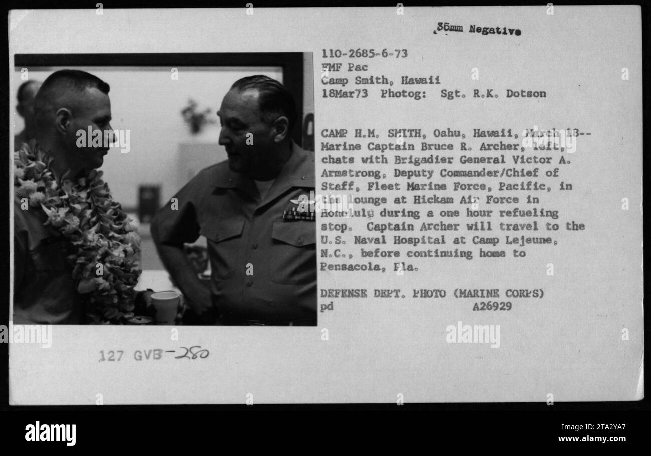 Légende : le capitaine de marine Bruce R. Archer (à gauche) discute avec le brigadier général Victor A. Armstrong lors d'un arrêt de ravitaillement d'une heure à la base aérienne de Hickam à Honolulu, Hawaii, le 18 mars 1973. Le capitaine Archer est en route pour l'hôpital naval des États-Unis à Camp Lejeune, N.C. avant de retourner dans sa ville natale de Pensacola, en Floride. (Photographié par le sergent R.K. Dotson, photo du département de la Défense) Banque D'Images