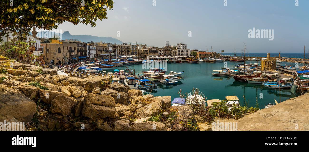 Port de Kyrena, Chypre vue depuis les murs du château au printemps Banque D'Images