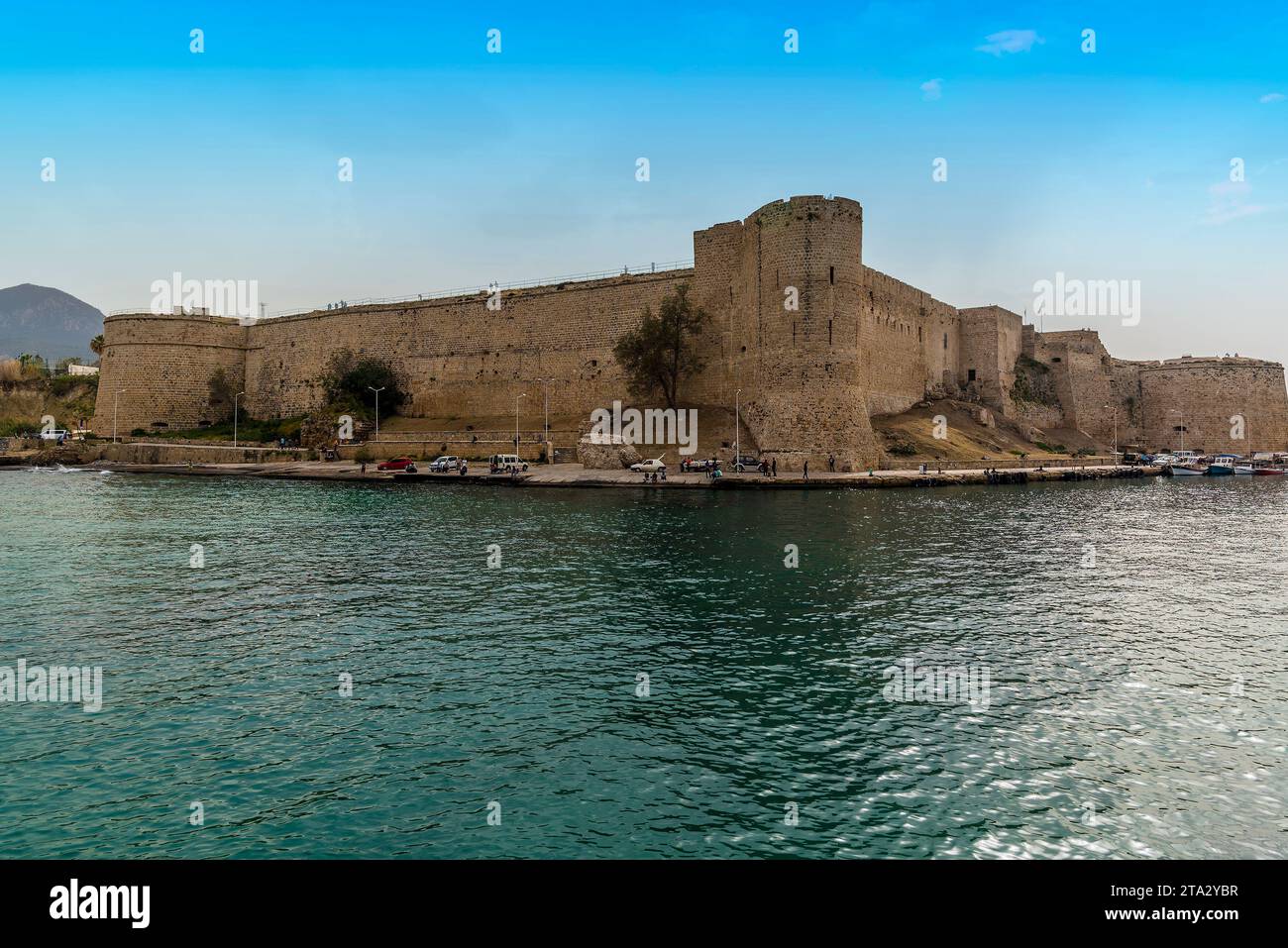 La forteresse à l'entrée du port de Kyrenia, Chypre au printemps Banque D'Images