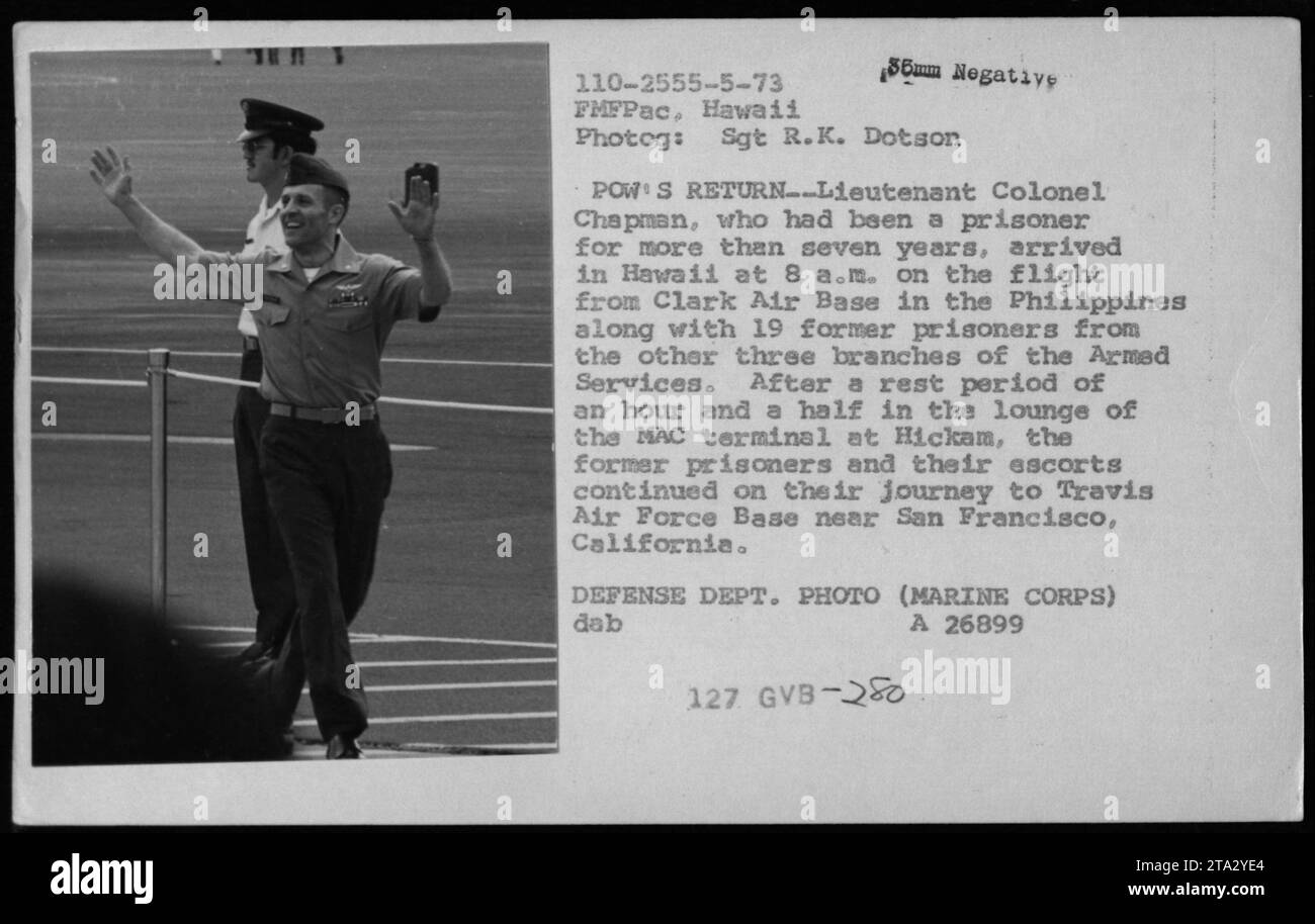 Le lieutenant-colonel Chapman, avec 19 autres anciens prisonniers de guerre de différentes branches des services armés, est arrivé à Hawaï depuis la base aérienne Clark aux Philippines dans le cadre de l'opération Homecoming. Ils se sont reposés pendant une heure et demie au salon du terminal MAC à Hickam avant de se rendre à la base aérienne Travis en Californie. Photo du Sgt R.K. Dotson, Département de la Défense (corps des Marines), négatif 85mm 110-2555-5-73 FMFPac, Hawaï. Banque D'Images