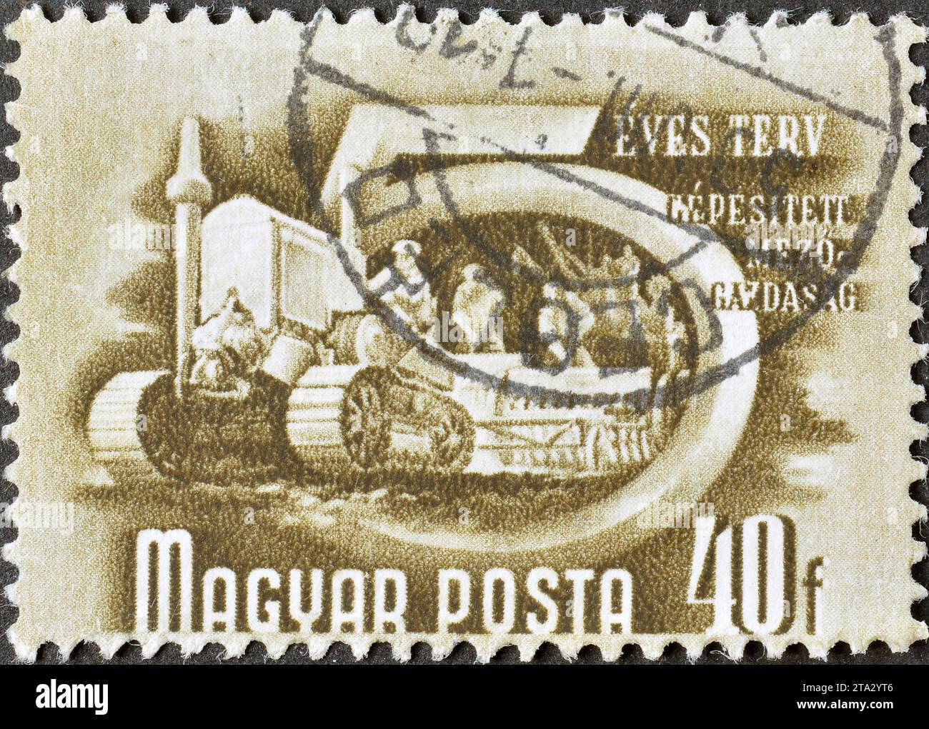 Timbre-poste annulé imprimé par la Hongrie, qui montre l'agriculture mécanisée, plan quinquennal, vers 1950. Banque D'Images