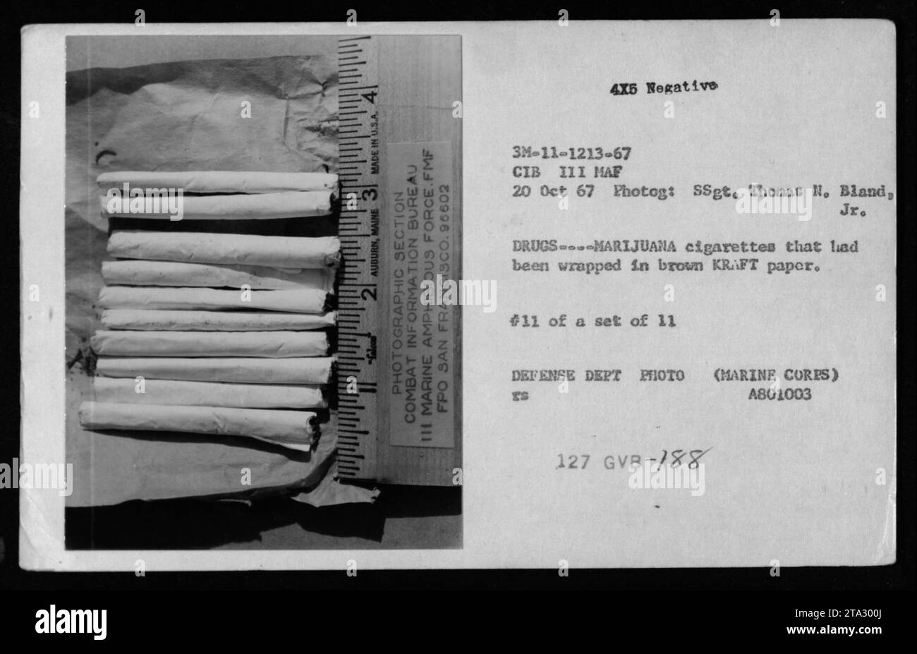 Photo de drogues et accessoires confisqués à Auburn, Maine, prise le 20 octobre 1967. Elle montre des cigarettes de marijuana enveloppées dans du papier Kraft brun. La photographie faisait partie d'une série de 11 prises par le SSgt. Thomas N. Bland, Jr. Du combat information Bureau III Marine Amphibious Force. DEFENSE DEPT PHOTO (MARINE CORPS) A801003. Banque D'Images