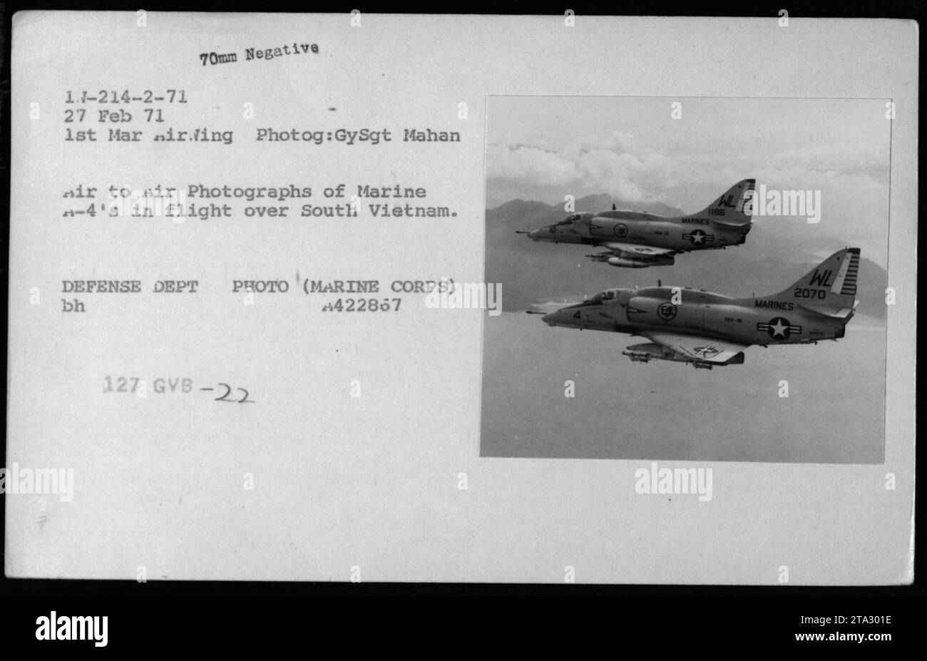 Avion marin A-4 Skyhawk en vol au-dessus du Sud-Vietnam. Cette photographie a été prise le 27 février 1971 par le GySgt Mahan, qui faisait partie de la 1e Marine Air Wing. L'image capture les activités militaires pendant la guerre du Vietnam. DEPT. DÉFENSE PHOTO (MARINE CORPS) A422867. Banque D'Images