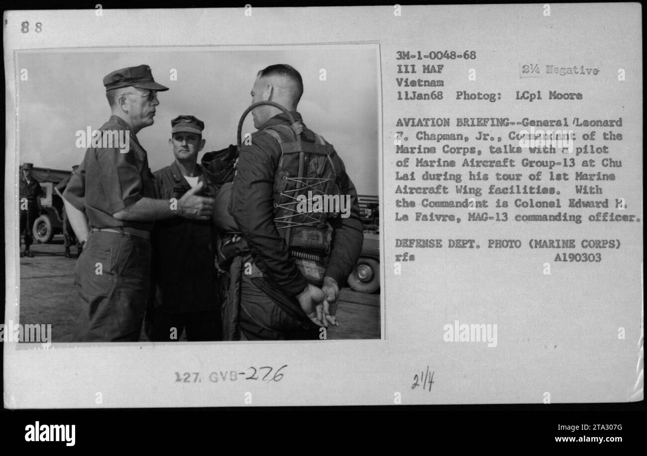 11 janvier 1968 : le général Leonard F. Chapman, Jr., commandant du corps des Marines, visite Chu Lai pour visiter les installations de la 1st Marine Aircraft Wing. On le voit parler avec un pilote du Marine Aircraft Group-13 au cours d'une séance d'information sur l'aviation. Le colonel Edward N. le Faivre, commandant du MAG-13, est également présent. » Banque D'Images