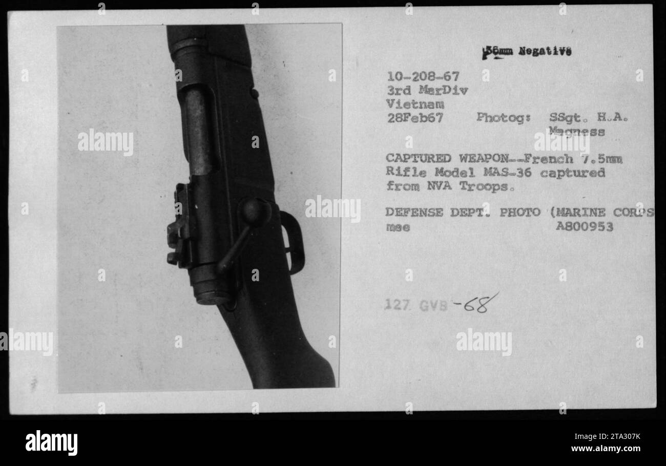 Un fusil français de 7,5 mm modèle MAS-36, capturé par les troupes de la NVA, est vu sur cette photographie prise le 28 février 1967. L'image a été capturée par le SSgt. H.A. Magness pendant les activités de la 3e MerDiv au Vietnam. Cette photographie est une photo officielle du ministère de la Défense (Marine corps A800953 mee 127 GVB-68). Banque D'Images