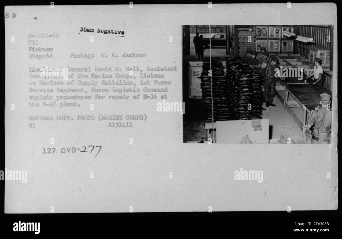 Le lieutenant général Lewis W. Walt, commandant adjoint du corps des Marines, écoute les Marines du bataillon d'approvisionnement du 1st Force Service Regiment, alors qu'ils expliquent les procédures de réparation des fusils M-16 à l'usine M-16 pendant la guerre du Vietnam. 29 avril 1968. (Photographe : W. A. Jackson). Banque D'Images