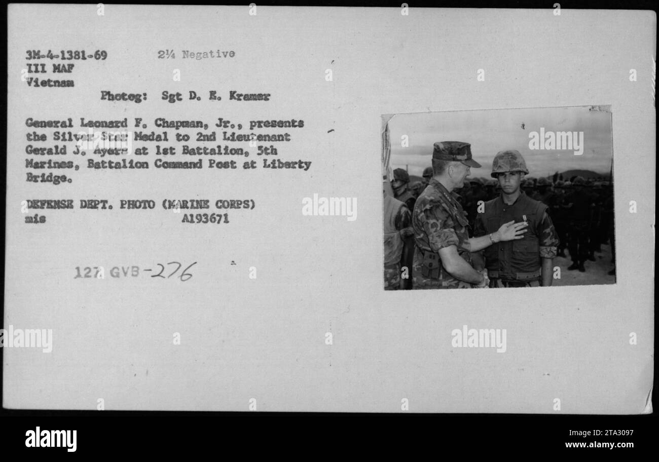 Le général Leonard F. Chapman, Jr., remet la médaille Silver Star au 2e lieutenant Gerald J. Ayers au 1er bataillon du 5e Marines, au poste de commandement du bataillon à Liberty Bridge pendant la guerre du Vietnam. Banque D'Images