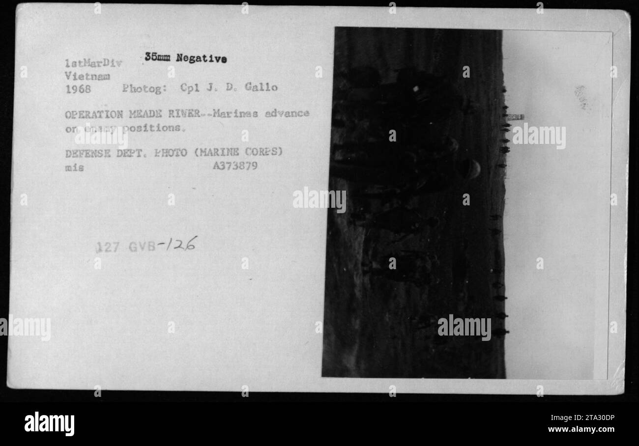 Les Marines américains mènent une opération de combat connue sous le nom d'opération Meade River en 1968 pendant la guerre du Vietnam. Sur cette photo, des Marines sont vus avançant sur des positions ennemies. L'image a été capturée par le caporal J.D. Gallo et fait partie de la collection de photographies de la guerre du Vietnam du ministère de la Défense. Banque D'Images