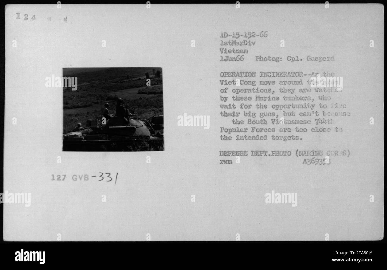 Les navires-citernes surveillent de près les mouvements du Viet Cong pendant l'opération Incinerator le 1 juin 1966. Les chars sont prêts à tirer mais ne peuvent pas le faire en raison de la proximité des 74e forces populaires sud-vietnamiennes avec les cibles prévues. La photographie a été prise par le caporal Gaspard et est une photo du ministère de la Défense (corps des Marines) A369353. Banque D'Images