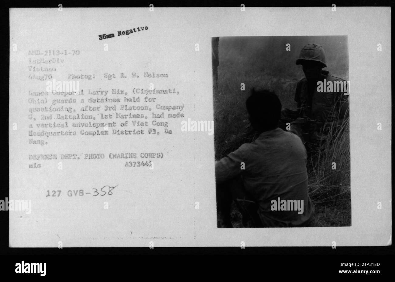 Le lance caporal Larry Bix, de Cincinnati, Ohio, est vu gardant les suspects et les prisonniers Viet Cong après que le 3e peloton de la compagnie G, 2e bataillon, 1e Marines ait mené une recherche du complexe du quartier général Viet Cong dans le district #3, Da Nang. Cette photographie a été prise le 4 août 1970 par le Sgt R. W. Nelson. Banque D'Images