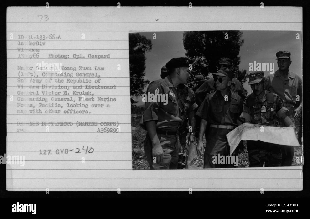 Le major-général Hoang Xuan Lam, commandant général de la 2e armée de la Division de la République du Vietnam, et le lieutenant-général Victor H. Krulak, commandant général de la Force marine de la flotte du Pacifique, sont vus examiner une carte avec d'autres officiers. Cette photo a été prise le 13 mai 1966, lors d'un exercice de lecture de carte. Banque D'Images