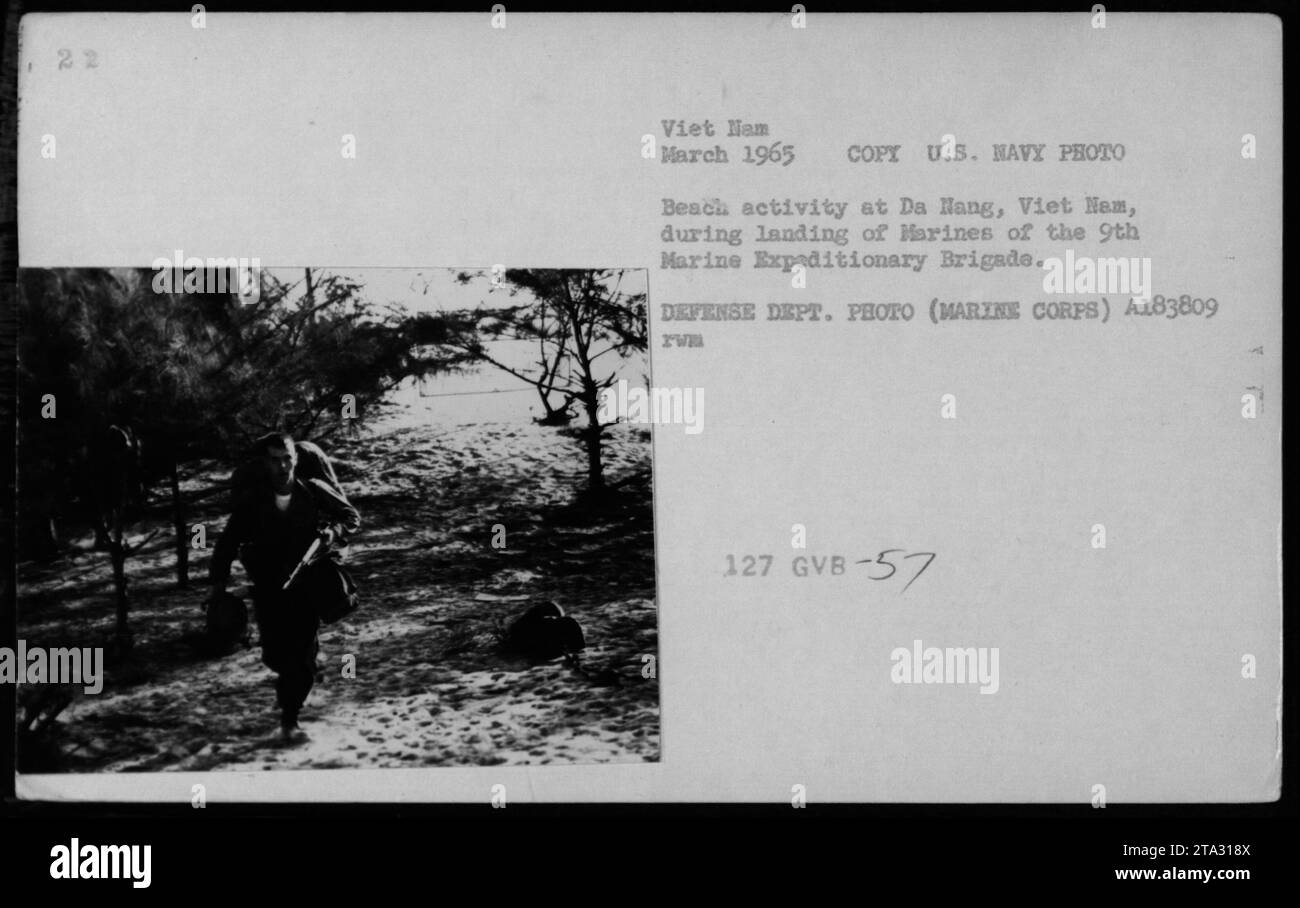 Les Marines AMÉRICAINS de la 9e brigade expéditionnaire des Marines débarquent à Da Nang, au Vietnam, en mars 1965. Cette activité de plage fait partie des opérations militaires pendant la guerre du Vietnam. Photographiée par l'US Navy, l'image montre l'implication des forces américaines dans le conflit. Banque D'Images