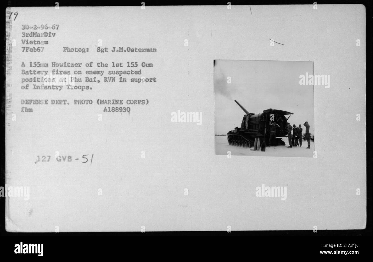 Unités d'artillerie fournissant un soutien aux troupes d'infanterie pendant la guerre du Vietnam. Sur cette photo, un obusier de 155 de la 1st 155 Gun Battery tire sur des positions suspectes ennemies à Phu Bai, Vietnam, le 7 février 1967. Photo prise par le Sgt J.M. Osterman, ministère de la Défense. (Marine corps) A188930.» Banque D'Images