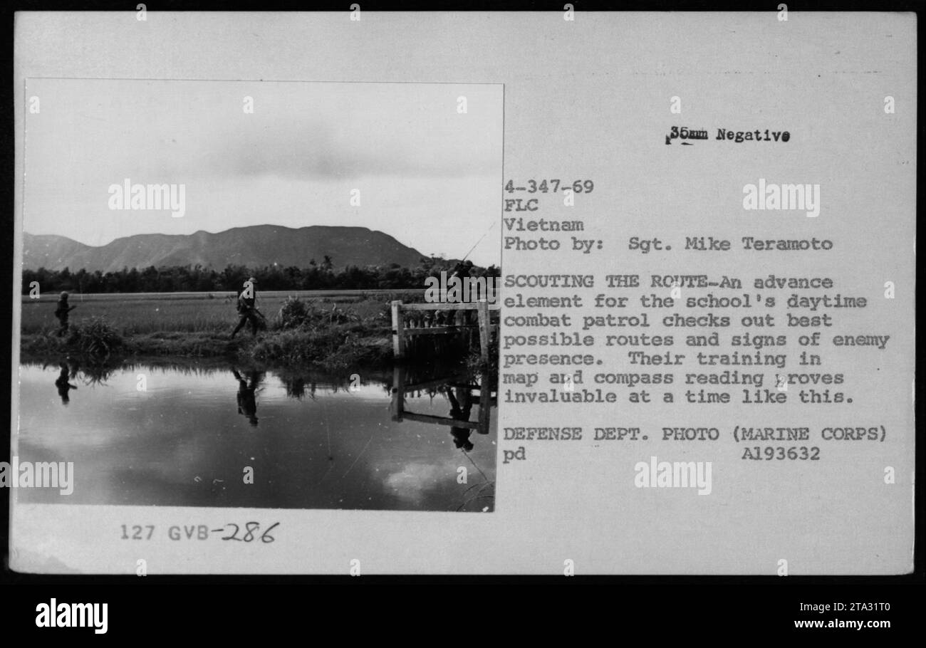 Soldats de l'armée américaine effectuant une patrouille de combat pendant la guerre du Vietnam. Un petit groupe est vu en train de repérer la route de la patrouille, en utilisant leur entraînement à la lecture de la carte et de la boussole pour identifier la présence ennemie possible et déterminer le meilleur plan d'action. Photographie datée de 1969. Banque D'Images