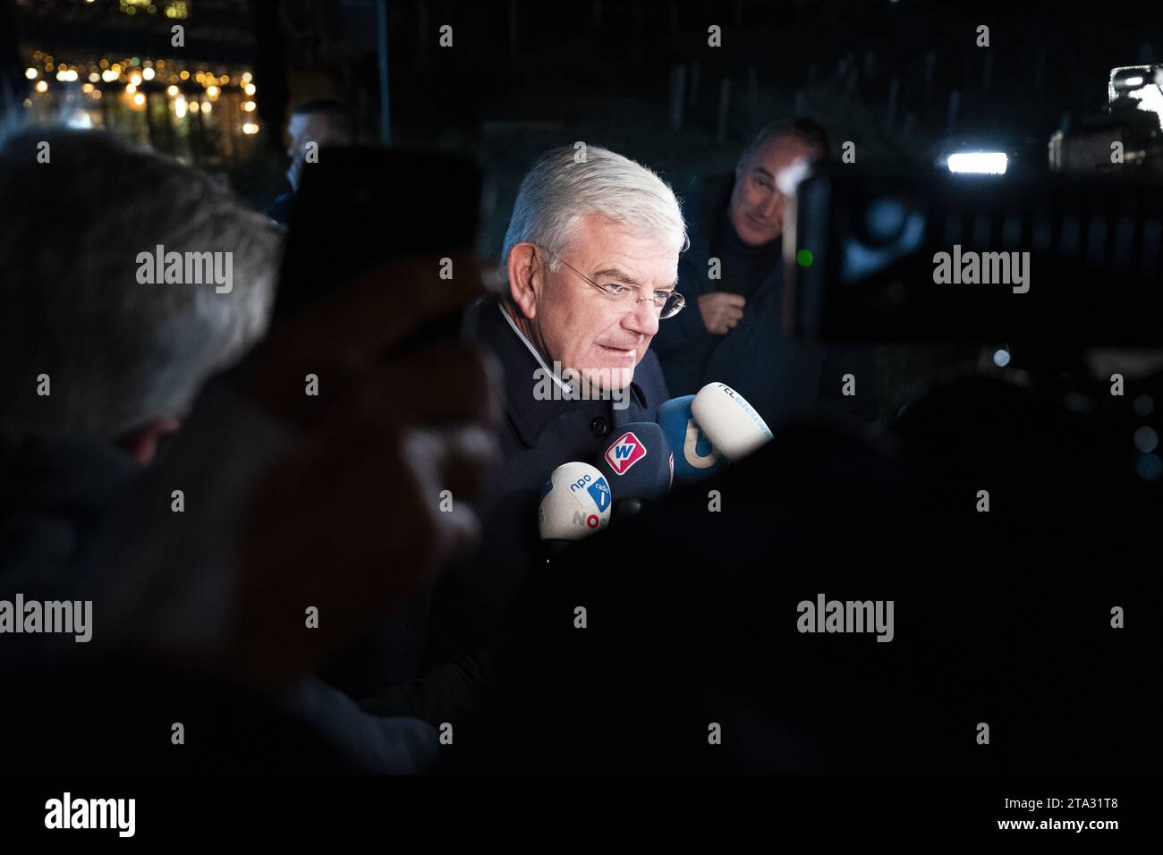 LA HAYE - le maire Jan van Zanen avant d'une soirée de rendez-vous à l'hôtel NH Atlantic dans le quartier de Kijkduin. La soirée a été organisée maintenant que les demandeurs d'asile de Ter Apel sont logés dans un hôtel là-bas parce que la situation dans le centre de demande de Groningen est désastreuse. ANP JEROEN JUMELET pays-bas Out - belgique Out Banque D'Images