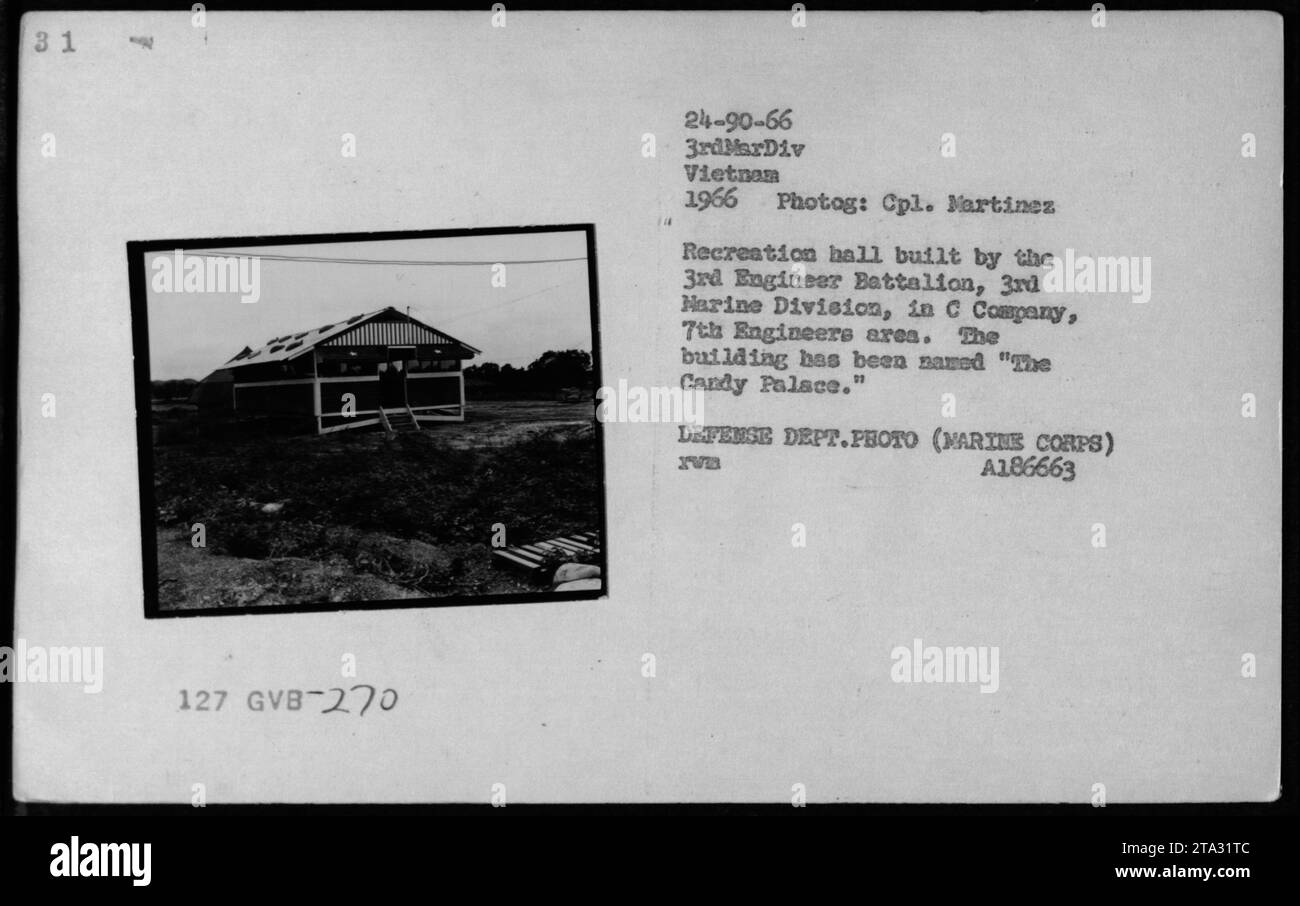 Le président Lyndon Johnson et le colonel P. X. Kelley rendent visite à des soldats de la 3e division des Marines au « Candy Palace », une salle de loisirs construite par le 3e bataillon du génie, compagnie C, 7e ingénieurs, au Vietnam, en 1966. Banque D'Images