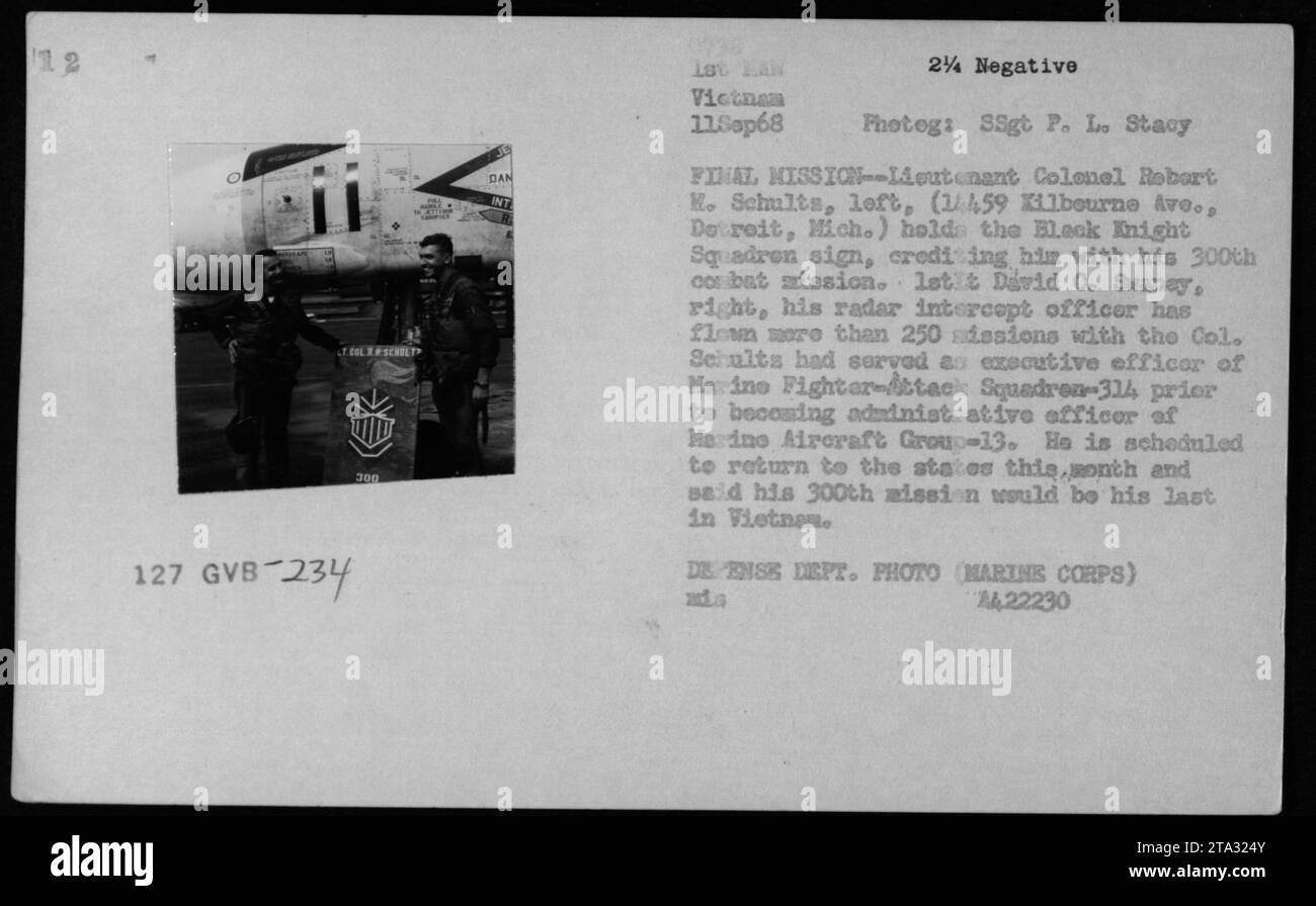 Le lieutenant-colonel Robert M. Schults détient le panneau Black Knight Squadron, marquant sa 300e mission de combat pendant la guerre du Vietnam. Il avait servi comme officier exécutif du Marine Fighter-Attack Squadron-314 et allait bientôt retourner aux États-Unis. Cette mission sera sa dernière au Vietnam aux côtés de l'officier d'interception radar, le lieutenant David O. Swaney. Banque D'Images