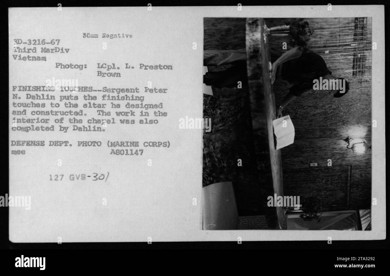 En 1967, le sergent Peter N. Dahlin a terminé les travaux sur un autel qu'il a conçu et construit à l'intérieur d'une chapelle au Vietnam. La photographie a été prise par LCpl. L. Preston Brown pour le département de la Défense pendant la guerre du Vietnam. Banque D'Images