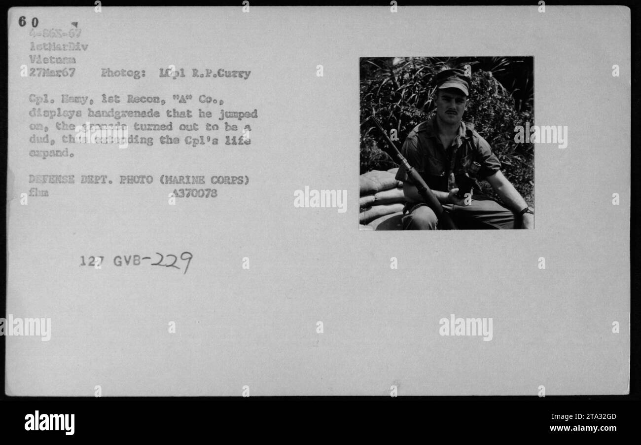 Le caporal Hamy, du 1e Recon de 'A' Coop, tient une grenade sur laquelle il a sauté. Heureusement, la grenade s'est avérée être un mec, sauvant la vie du caporal. La photographie a été prise le 27 mars 1967, lors d'activités militaires au Vietnam. Banque D'Images
