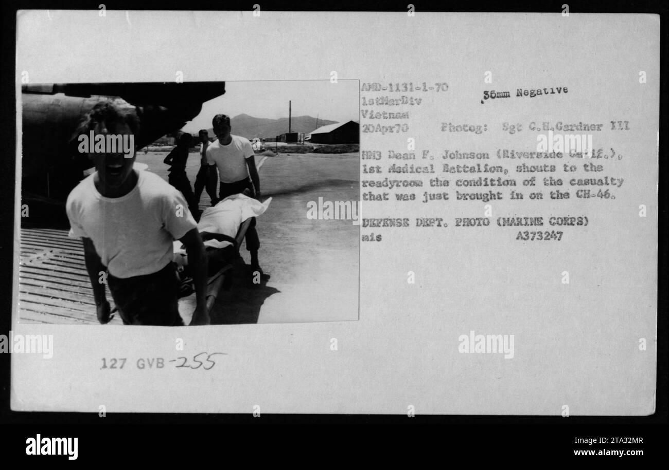 Personnel AMÉRICAIN fournissant une assistance médicale à une victime pendant la guerre du Vietnam en avril 1970. Le Sgt C.H. Gardner III est vu crier l'état du patient, alors que la victime est amenée à bord d'un hélicoptère CH-46. Cette image a été prise par le Sgt C.H. Gardner III sur un négatif de 35 mm. Banque D'Images