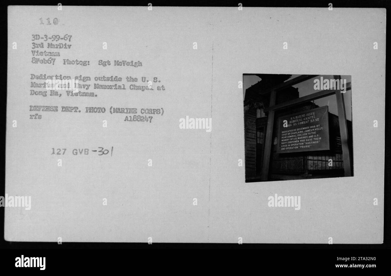 Un panneau de dédicace devant la chapelle commémorative des Marines et de la Marine à Dong Ba, au Vietnam, honore les Marines et le personnel de la Marine des États-Unis qui ont sacrifié leur vie, photographié par le sergent McVeigh, le 8 février 1967. Banque D'Images