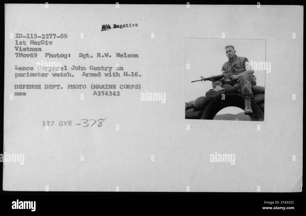 Le lance Caporal John Gentry, armé d'un fusil M-16, est vu en surveillance périmétrique pendant la guerre du Vietnam. La photographie, prise le 7 novembre 1969, montre une station militaire de purification de l'eau et montre l'importance de l'approvisionnement en eau et de la purification sur le terrain. L'image a été capturée par le sergent R.W. Nelson et fait partie de la collection de photos du ministère de la Défense. Banque D'Images