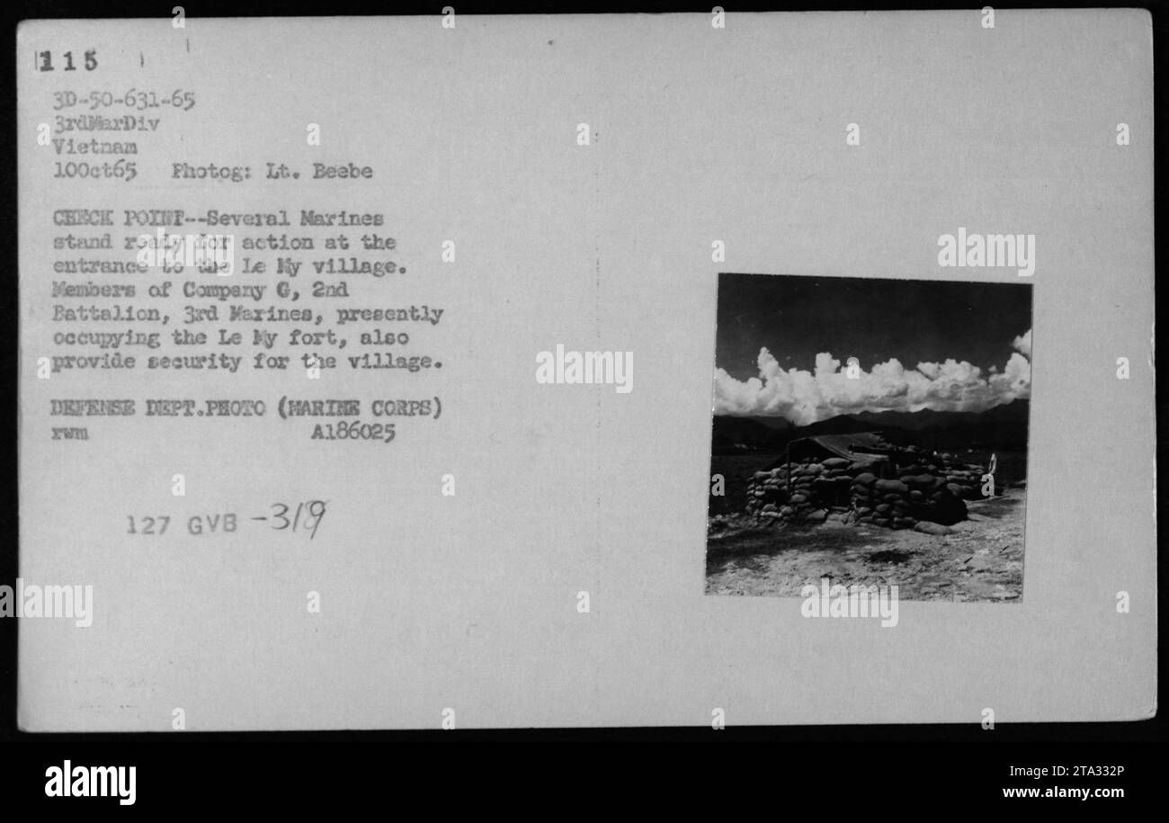 Les Marines de la compagnie G, 2e bataillon, 3e Marines montent la garde au village et fort de le Ly, Vietnam, en octobre 1965, équipés de lance-roquettes pour la défense, photographiés par le lieutenant Beebe. Banque D'Images