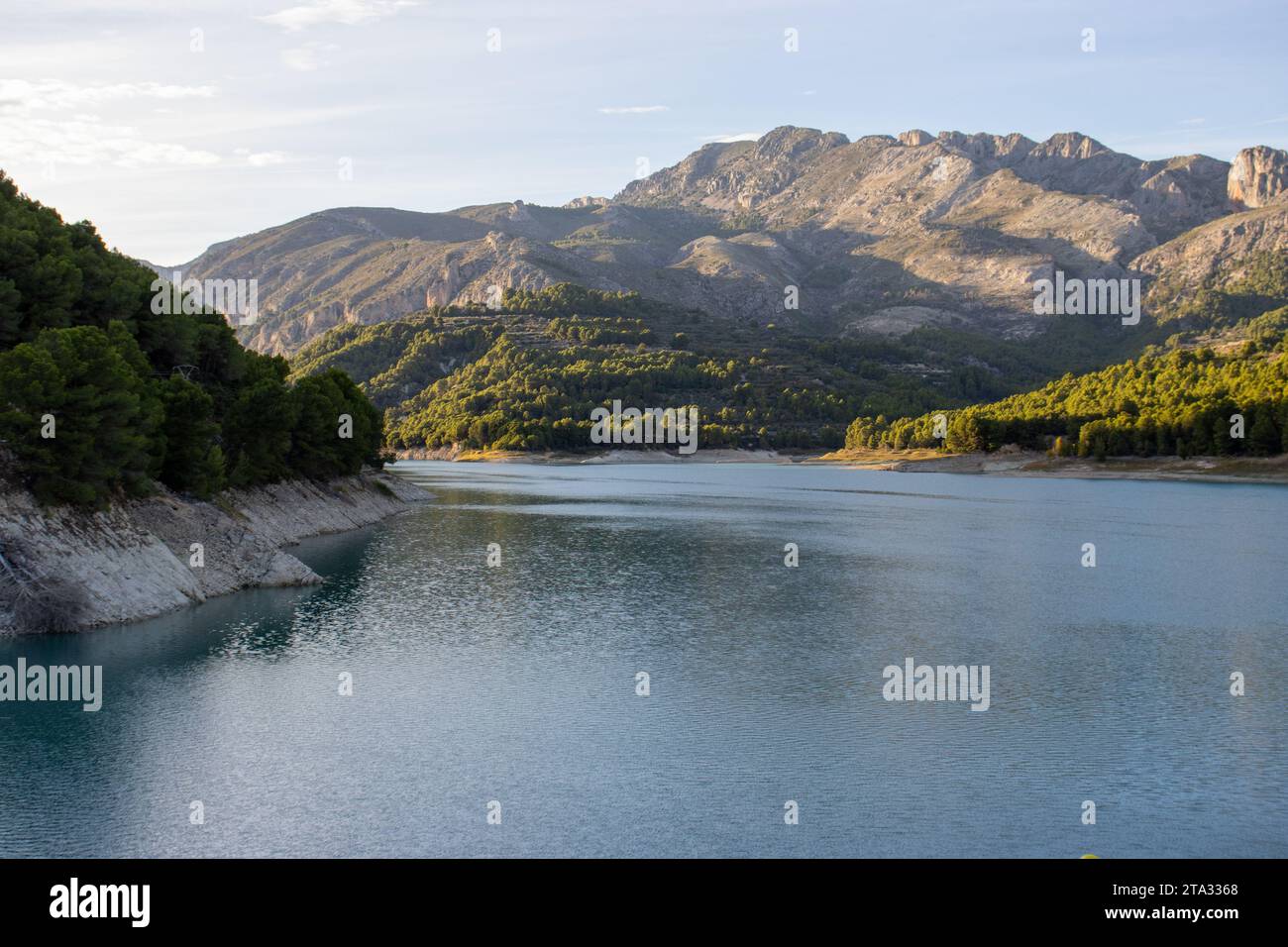 Vue de dessous du lac à Guadalest, Espagne Banque D'Images